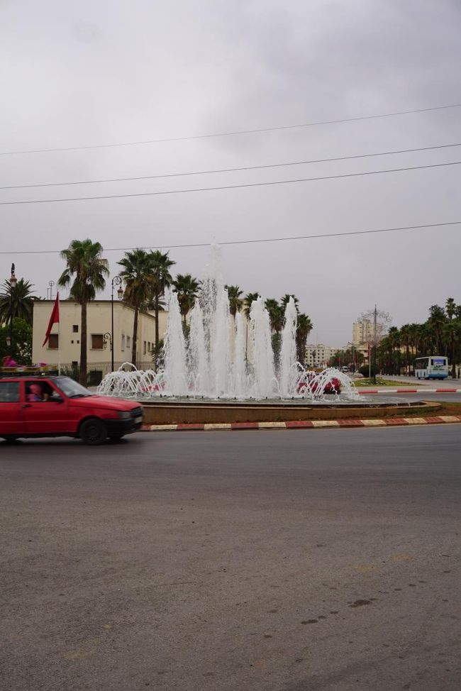 だいぶ歩いてきました。モロカンの20歳くらいの女性4人組も、楽しそうにおしゃべりをしながら歩いていました。