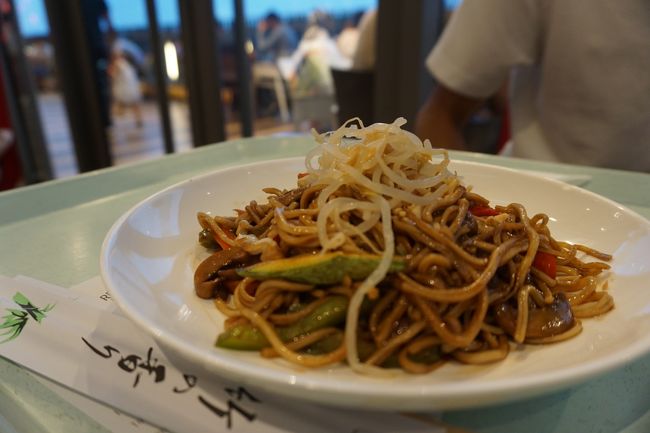 「ボルジュ・フェズ」のフードコートで、焼きそば35DHを。夫の体調はそこそこ回復。