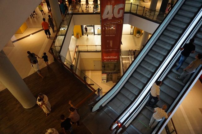 「ボルジュ・フェズ」<br />入り口には、警備員の方も見えました。かなり広いカルフールも入っていて、ここでお土産になりそうなものをいくつか買いました。ちなみに、お酒もここで。（スーパーとは別の場所。奥まった場所にひっそりとありました。）カサブランカやフラッグ・スペシャルの缶ビールを買い込みました。<br /><br />実は、マラケシュからここまで酒類を飲むことができなかった…（ダデス渓谷のオーベルジュでは、ワインがあったし、リヤド・フェズでもミニバーにあったんだけどね…）<br />