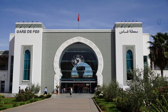 チェックアウトをして3916.4DH≒5万円、ポーターの方がタクシーに荷物を乗せてくれる。7.5DH<br /><br />ここからカサブランカまで、電車移動です。写真は、フェズ駅。
