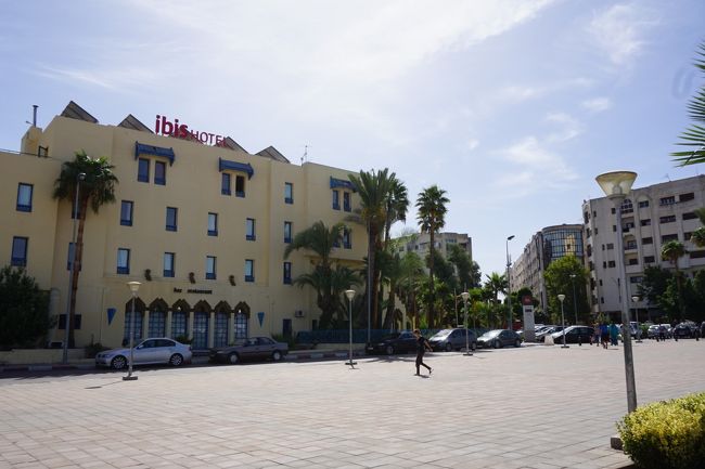 駅側から見て。Ibisホテルが見えます。