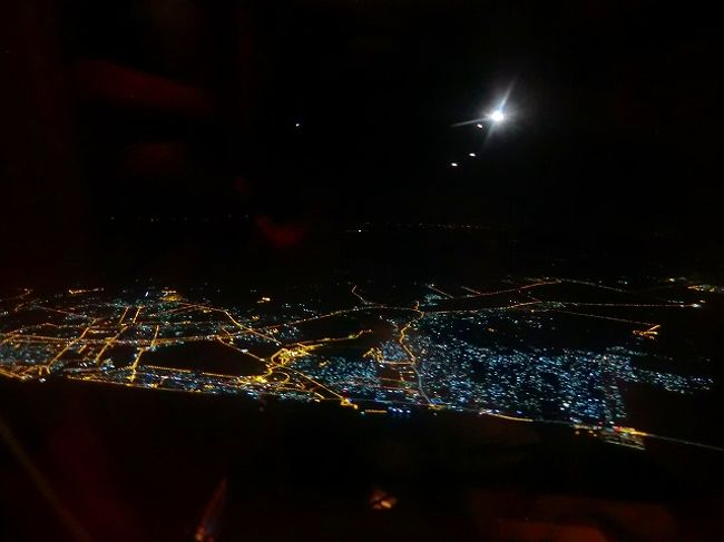 乗継地であるドバイ郊外の夜景