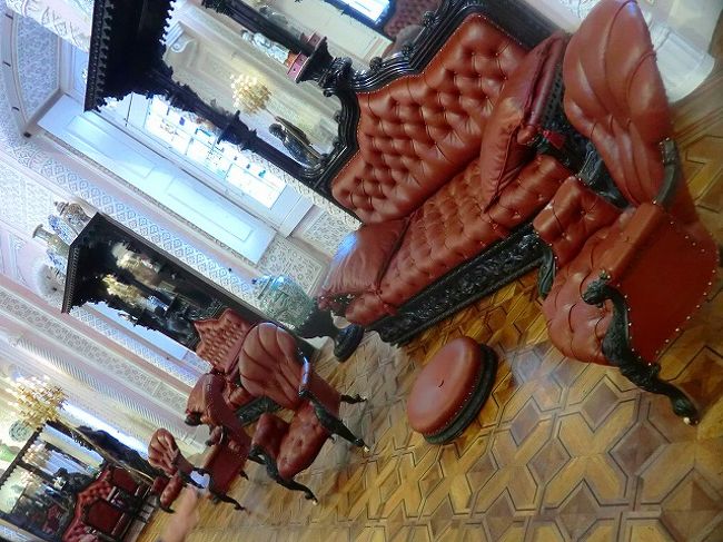 ヤギ皮のソファ、、、この部屋には合計300頭分のヤギ皮を使った家具があった＠ペーナ宮殿