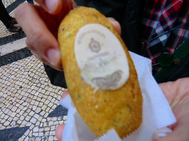 タラの干し身（バカリャウ）を練りこんだコロッケ。街で手軽にパクつきながら歩ける。