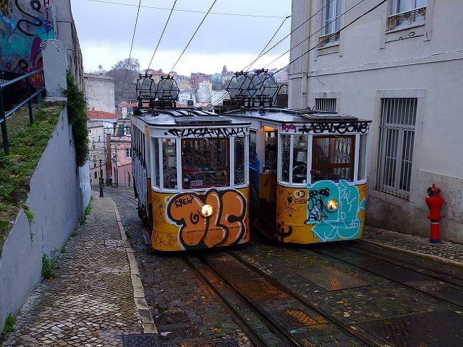 電車を見たら何か書きたくなるお国柄のよう。