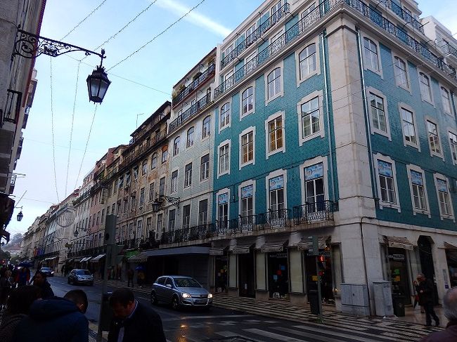 アズレージョを貼ったビルが美しい。ビルの高さ、窓の位置もそろっていていい景観。