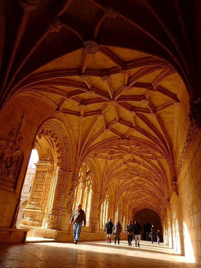 マヌエル様式の装飾が美しいジェロニモス修道院の回廊