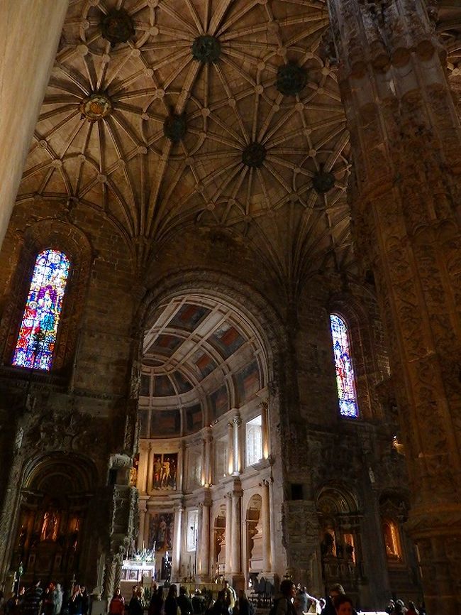 サンタ・マリア教会＠ジェロニモス修道院<br />天井の構造とステンドグラスが美しい