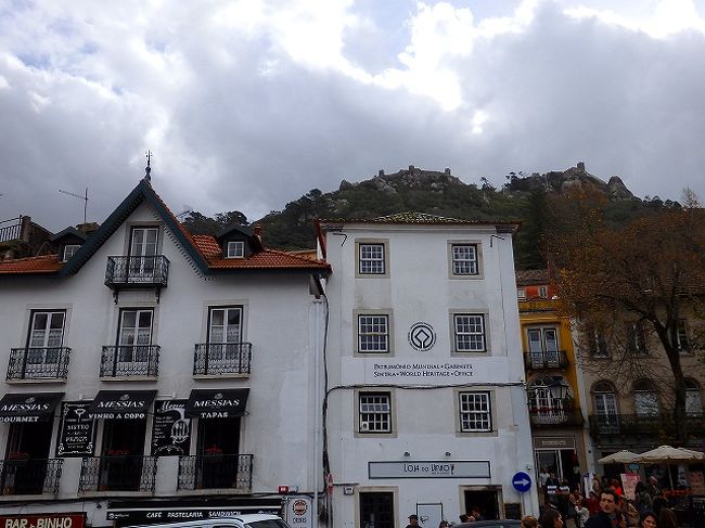 シントラの王宮近くの街並<br />尾根部分にムーア人によって7〜8世紀に作られた城壁がみえる