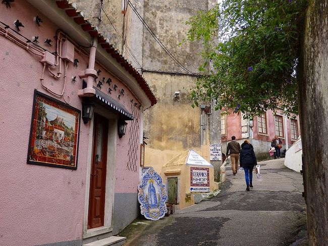 シントラの裏通りには土産屋が並ぶ