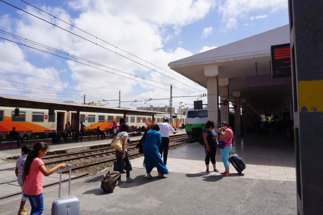 カサ･ボワジャー駅に到着。<br /><br />駅から出ると、早速タクシーの声掛けあり。荷物を引いて大通りまで行き、人が降りたタクシーに乗り込む。ソフィテルホテルまで20DH。<br /><br />疲れていたらしく、ソフィテルの写真がなく。ちょっとオシャレでスタイリッシュなホテルでした。スリッパがあった気がする。