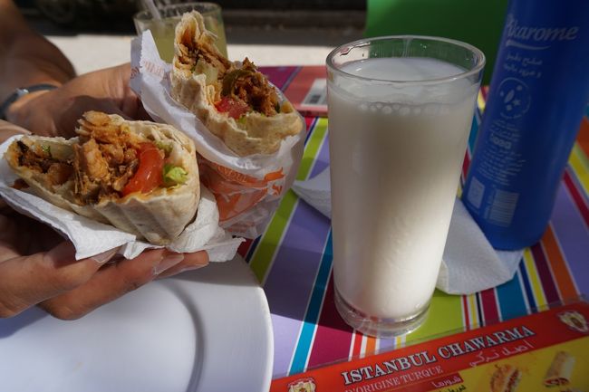 電車が3時間半かかっており、すでに16時。お腹が空いていたので、プランス・ムーレイ・アブダラー通りにあるケバブ屋さんにて。久しぶりのアイランも。<br /><br />「ふれあい街歩き」のベルベル人のおじさんはいなかった（笑）。