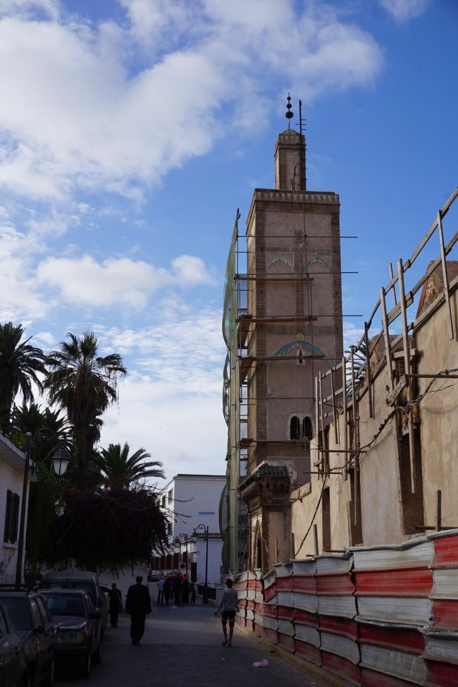 旧市街の中は、カサブランカのメディナはお土産もの売りが多く、ゴミゴミしている印象。<br />「ふれあい街歩き」に出てきたモスクはこれか？