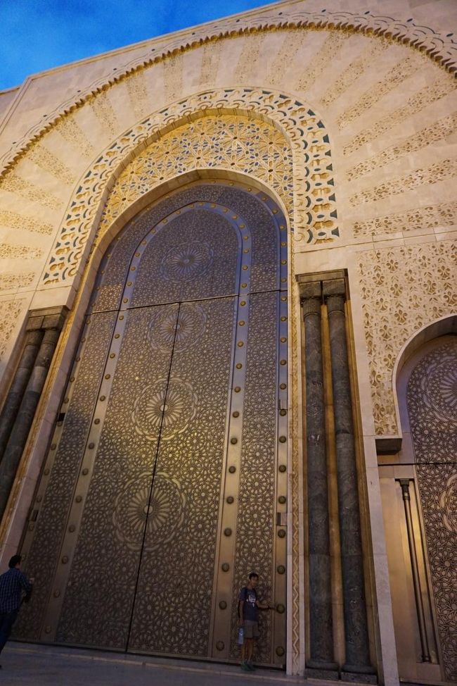 この扉もすごく大きくて。うっすら写り込んでいる人と比べてください。