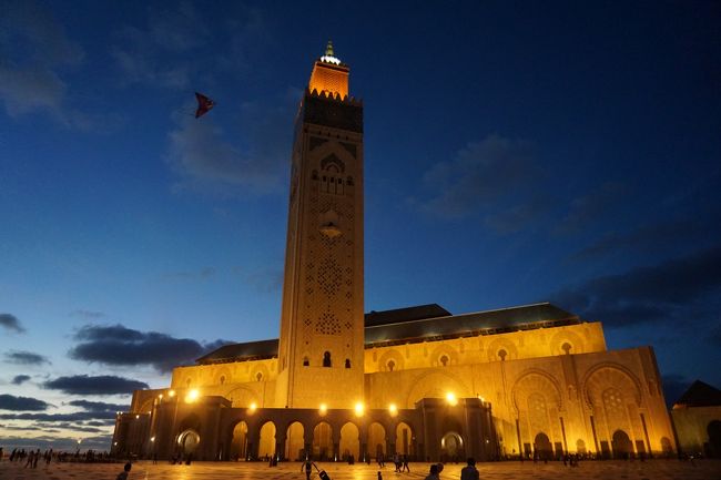 夕闇に浮かび上がるハッサン2世モスク。<br /><br />周囲には出店が出たり、たくさんの人がくつろいでいたり。観光客もいれば地元の方もいたり。やっと来られた祈りの場所だったり、普段の憩いの場所だったりと。とにかくみなさん、幸せそうでした。