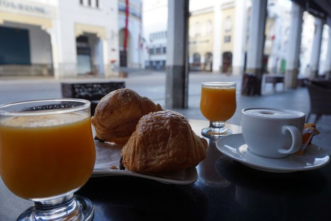 2015年8月15日【10日目】<br />ホテルでの朝食がついていなかったので、トラム通りのカフェでクロワッサンとオレンジュース、コーヒーを。
