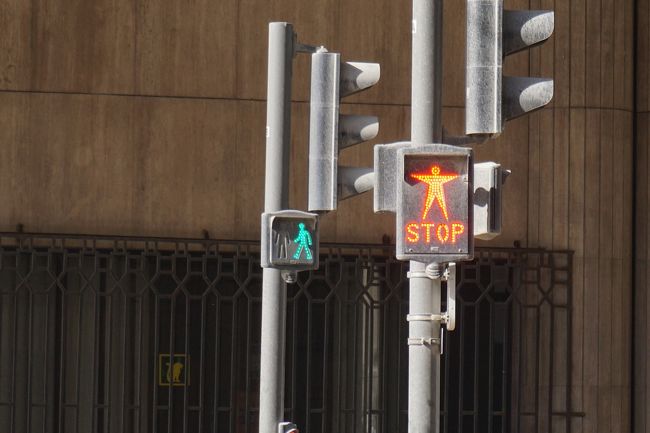信号機。STOPがかわいい♪<br /><br />この日の15:05のフライトで帰る…中央市場で生牡蠣を食べたり、お店を見させてもらったり、ACIMA（ここのお酒部門は11時オープンでした）に買い物にいったり…最後の街歩きを楽しみます♪