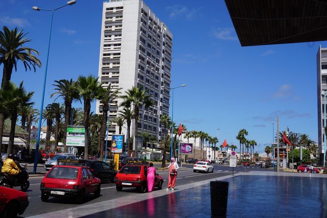 最後に、タクシーでなんだかなぁの件を。<br /><br />最後の街歩きを楽しんだ後、チェックアウト。（ここでタクシーを呼んでもらえばよかったのに…）そのまま荷物を持ち、自力でカサ･ポール駅まで。ランチを物色してから、タクシーに乗ろうと駅構内の出口から出たら…タクシーの客引きが待ち構えていた…交渉する。「歩き方」通りの300DHだからいいかと思ってついていく。客引きからドライバーに引き渡され、空港まで乗せてもらった、という流れ。請求は、交渉通りの300DH。なんだかやられたな〜と思った件でした。<br /><br />CMN15:05→IST21:40<br />IST00:50→KIX17:55<br />特急はるか、新幹線、タクシーで自宅まで。<br /><br />最後の最後にやられた感（笑）はありますが、自由きままに街歩き＆快適移動で砂漠ツアーをすることができました。途中、夫が体調を崩しましたが、個人旅行で自由だからこそ、ホテルで休んだり、食事を持参食にしたりと対応することができました。しかも、お安いし♪<br />モロッコは、街ごとに表情がコロコロと変わる国。スークの喧噪、フナ市場の賑わい、そしてあのサハラ砂漠での体験は、忘れられない記憶となって残ることでしょう。<br /><br />以上、3編に渡ってお送り？した「個人手配でアラビア〜ンなモロッコ周遊♪」を終わります。冬は、セレンゲティサファリ＆ザンジバルリゾートです!!!