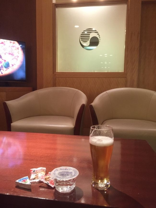 ＭＫの乗合タクシーで関空へ。今日は出国ラッシュなのでいっぱいです。<br />プライオリティパスで入られるＫＡＬのラウンジで朝から生ビール。