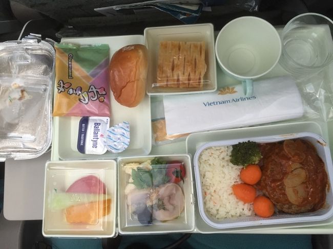 こちらは洋食。<br />メインはハンバーグ。<br />日本で作っているので味は和・洋どちらも問題なし。