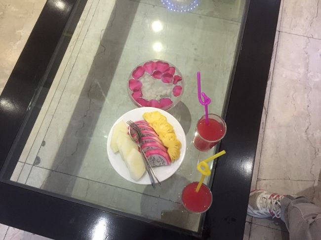 ハノイの空港に着き、すぐにＡＴＭで現金を確保しようとしたが、機械の中の紙幣不足で出せず。仕方なくすぐ横の銀行の両替所で日本円からヴェトナムドンに両替。<br />さらに横にあるＳＩＭ屋さんでiPad用のＳＩＭを購入。<br />250Kドンでした。<br />事前に頼んでいたタクシーに約40分乗ってホテルに到着。<br />ウェルカムフルーツ＆ドリンク。<br />