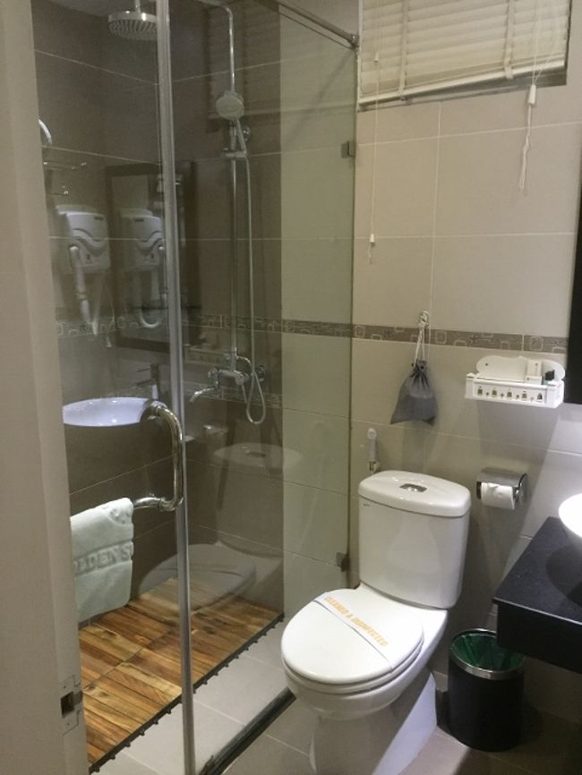 シャワーとトイレの間にガラスの間仕切りがあり助かりました。<br />トイレはウォッシュレットはないけど、手動おしり洗いシャワー付き。