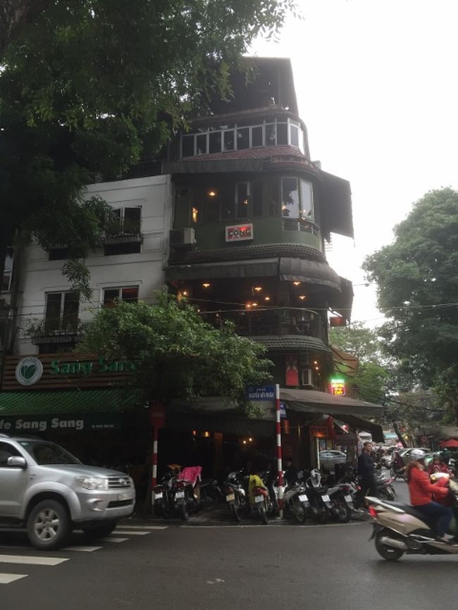 夕食の時間までまだ時間があるので旧市街をぶらぶら。<br />CONG CAPHE。<br />チェーン展開しているレトロな感じのカフェ。<br />