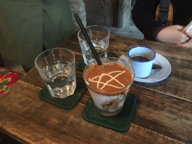 右はベトナムコーヒーのブラック。<br />左はヨーグルトコーヒー。<br />これがなかなかいけました。