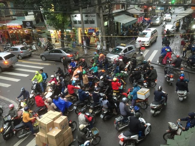 下を眺めると、バイクがすごい。<br />事前に天気など調べている時に分かったのですが、<br />中国のＰＭ２．５がベトナム北部にも盛大に押し寄せています。<br />しかも日本より濃いのが。<br />でも、大量のバイクの排気ガスで良くわかりませんでした。