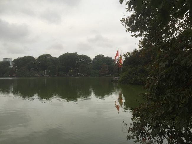 定番のホアンキエム湖へ。<br />意外と小さいです。<br />周囲は公園になっていて散歩、体操、おしゃべりなど観光客や市民の憩いの場です。<br />犬を散歩している人も多数いました。