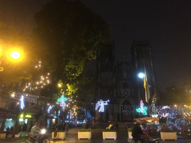 さらに夜の散歩。<br />協会です。<br />日本だとクリスマスを過ぎるとすぐに正月向けの飾りに取り替えますが、<br />東南アジア諸国はどこもたいていニューイヤーを過ぎてもこのまんま。