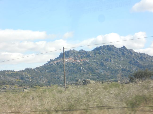 リスボンからカステロ・ブランコまで約2時間半。そしてバスを乗り換え更に1時間半でやっとモンサントの村が見えてきました。山に這いつくように家々が。アクセスが悪いので行こうかどうしようか迷っていたのですが、無事来れてよかった！