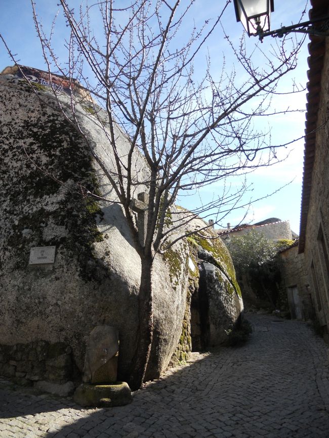 宿に荷物を置いたら村の散策へ。小さい村なので迷う心配もなし。何となく道に沿い上へ上へと歩いて行く。岩の大きさに圧倒されます。