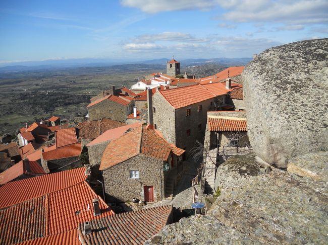 下を見るとこんな感じ。オレンジ色の瓦屋根が何ともポルトガルらしい。