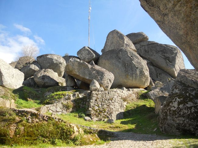 そして大きな岩の間に続く道を更に進む。