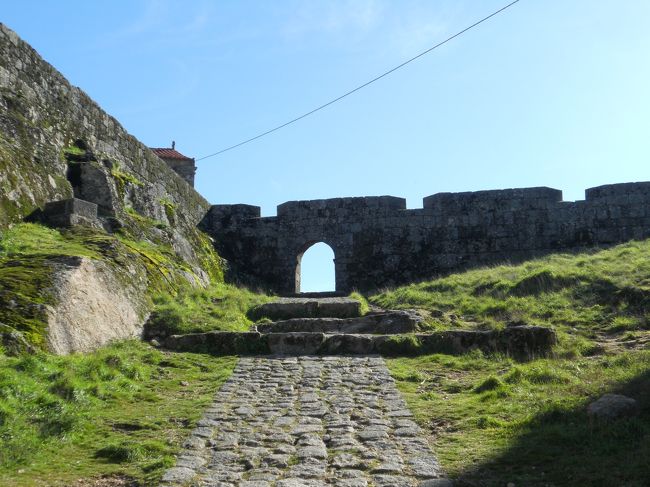 頂上への門らしきものが。