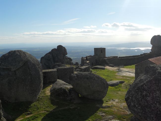 何年も前から変わらずあったであろう巨大な岩に囲まれて、神秘的な気持ちに。