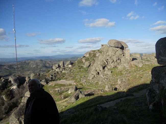 とても静かで時間が止まっているかのよう、と一人で感動に浸っていると来る途中に見かけたおじいさんが。何やらポルトガル語で案内してあげる、と言っている様子。そして色々なものを指差して一生懸命説明してくれるのですが、全く何を言っているのかわからず。スミマセン。