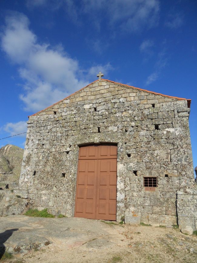 真っ青な空に教会が映えます。