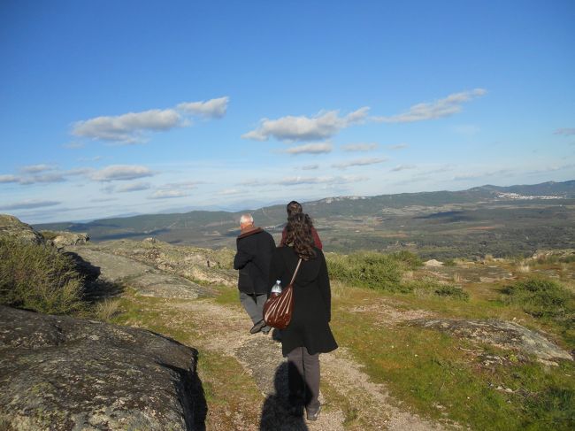 困っていると、親切なスペイン人のカップルが助けに入ってくれました。女の子の方がポルトガル語が少し分かるとのことで、おじいさんとの間に入って英語に訳してくれました。おじいさんが地元の人しか知らない裏道を案内してくれました。