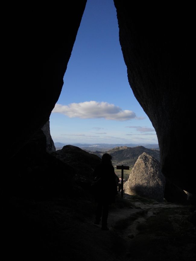 大きい岩の間を抜け