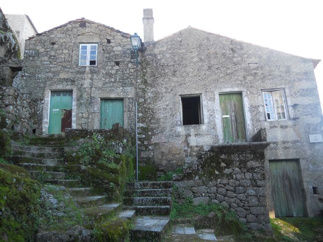 岩の色、苔の色、ドアの色、窓の色、全てが自然と調和されています。