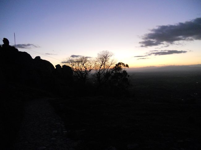 照明が無いので、真っ暗になる前に退散。