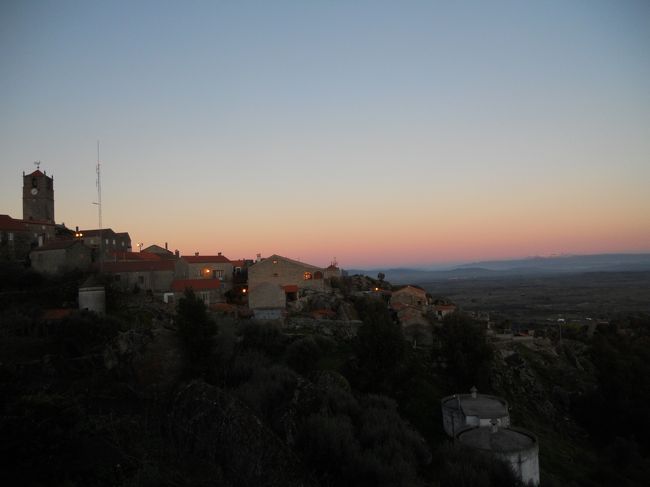 次の日は一日二本しかないバスに乗るために早起き。朝焼けがまた綺麗でした。ニワトリが一生懸命バックグラウンドで鳴いていました。