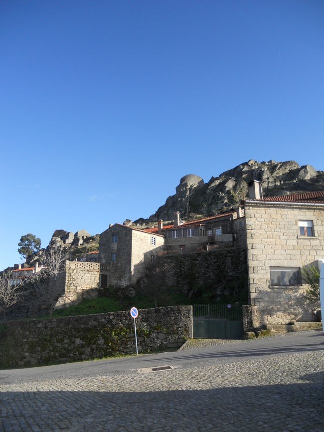 夜ご飯を求めて歩きまわりましたが、オフシーズンでレストランは何処も開いていませんでした。そこで先ほどお茶をしたカフェで軽食を。<br />お客は他におらず、カフェのオーナーと少し雑談を。彼女はオランダ出身で、もともと精神科医をしていたようですが、仕事に疲れて言葉も分からないポルトガルに引っ越し、始めは私の宿泊先、Divino Monsantoに住み込みで働いていたとのこと。そしてモンサントで生活する中で村の男性と知り合い、近々ご結婚予定とのことでした。今後は村の素晴らしさををもっと外の人に知ってもらうために力を尽くしていきたいと語っておられました。<br />私も思いつきでモンサントに来たが、村の風景には非常に感動した、特に上に上るに連れて神聖な気持ちになる、と伝えたところ、村に来る観光客の全員が頂上まで行くわけではなく、足腰が弱い年配の方なんかは途中で降りてきてしまうそう。そこで彼女はロバを使って誰でも頂上まで行けるツアーを企画したらどうか、など色々アイディアを考えているとのことでした。そこで生まれ育った村の人たちには当たり前のことでも外から来た人にとっては非常に感動的で魅力的に見える要素もたくさんあるかと思います。そういったところをこのオーナーさんのような方が引き出していかれるのでしょう。またお会いできるといいな。