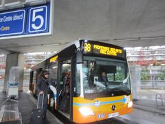 このバスが９８番。空港と市内を結ぶバスです。
ターミナル2に着きます。(ターミナル1には行きません)
ここポイントで〜す。ハイ、ここ試験にでますよ！！