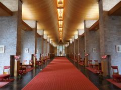 ガラスの森からプリンスホテルまでは、タクシーで行きました。

ザ・プリンス箱根・芦ノ湖の、有名な赤い絨毯の広い廊下。

お部屋も広くて清潔でした。

