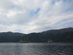 ホテルから出て、芦ノ湖を眺めました。

海賊船が往来しています。