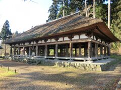 9:15
熊野神社「長床」です。
屋根しかありませんね。

昔、熊野神社は多くの建物があったそうですが、打ち続く戦乱と慶長16年(1611年)の大地震で大半の建物は崩壊し、再建がなされましたが、昔の面影は失われ、今は拝殿(長床)の遺構のみが当時の面影をしのばせています。