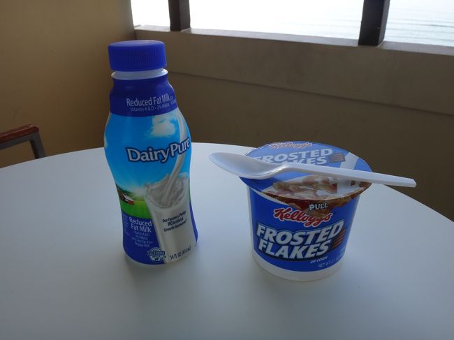 宿泊は朝メシなしプランなので今日の朝ごはんはコーンフレーク。<br />このカップ入り、日本でも売ればいいのに。